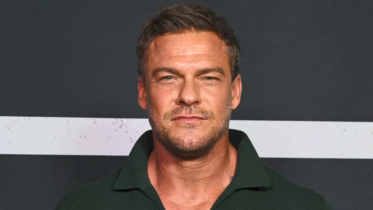 Filme de Helldivers é adiado para 2028 e confirma Alan Ritchson como protagonista
